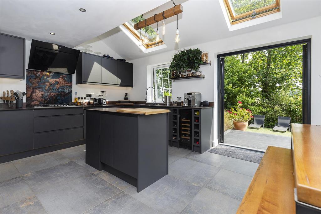 16 Pilgrim View, Fountain Head Village, Halifax 5 bed detached house