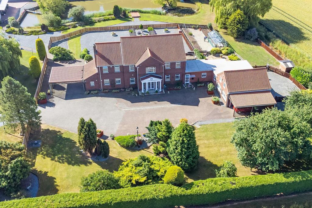 Main Road, Newport, Brough 5 bed detached house £950,000