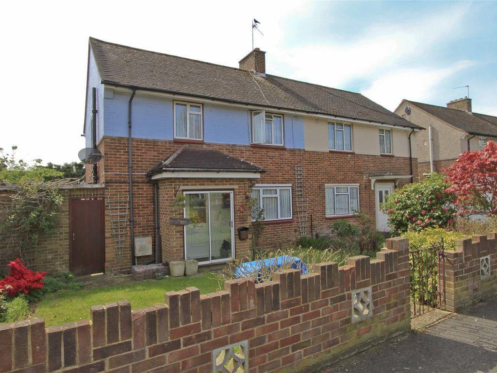 Chippenham Close, Pinner 3 bed semidetached house £2,050 pcm (£473 pw)