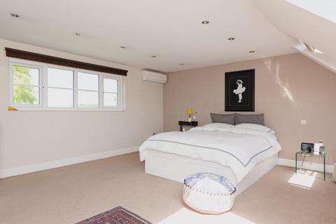 18 Monro Place, Epsom, KT19 7LD