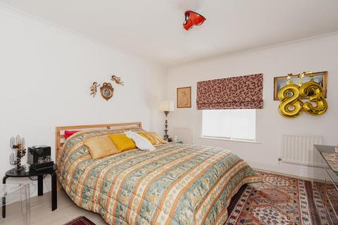 18 Monro Place, Epsom, KT19 7LD