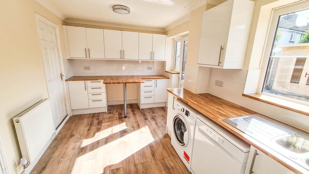 Bloomfield Close, Knaphill, GU21 3 bed detached house £2,000 pcm (£
