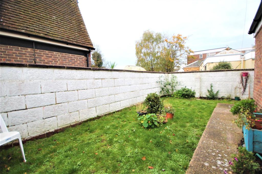 Connaught Avenue FFF, Shoreham By... 1 bed apartment £1,050 pcm (£242 pw)