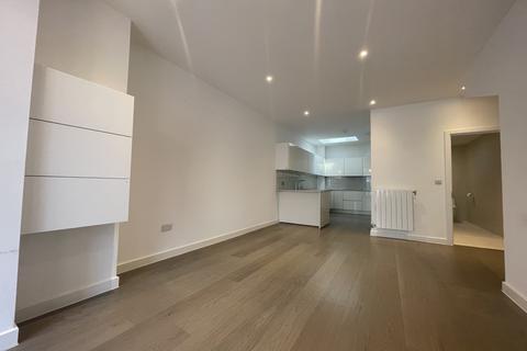 3 bedroom terraced house to rent - Handley Drive, London