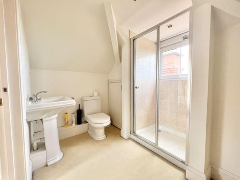 En suite to bedroom