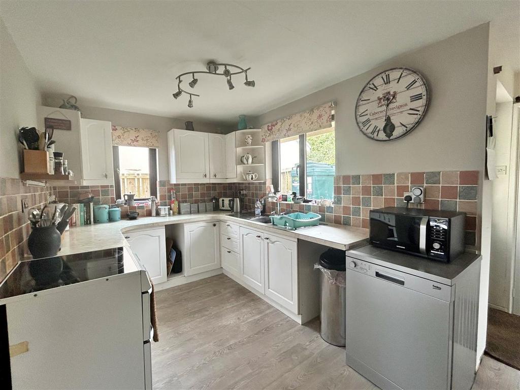 Kitchen +.JPG