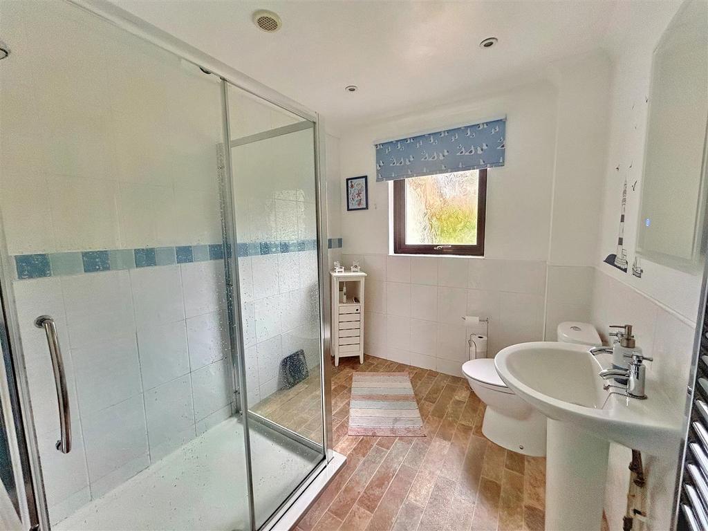 Bathroom (2).jpg