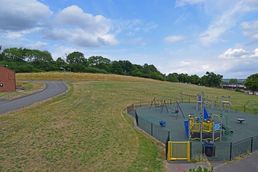 5 Bengrove Close, view to front.jpg