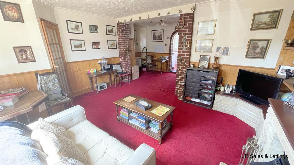 Goffs Oak Avenue, Goffs Oak 3 bed terraced house £434,995