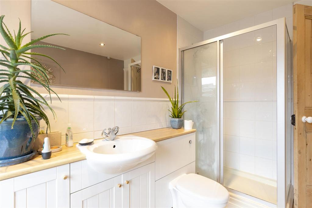 BATHROOM SUITE &amp; SHOWER