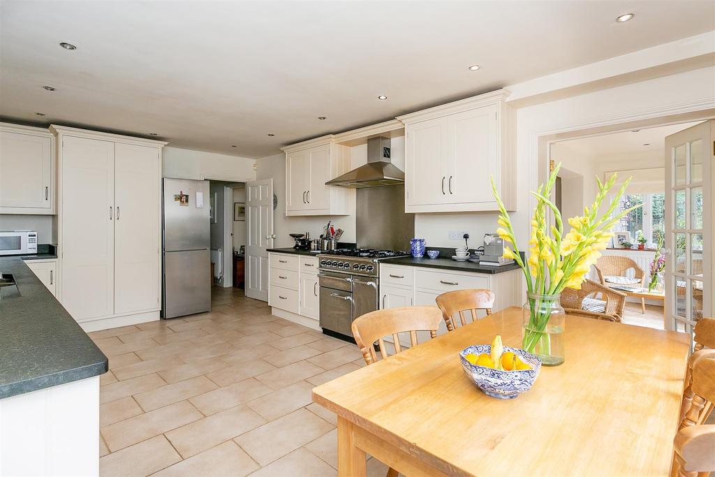 Grasmere Avenue, Harpenden 5 bed detached house £1,800,000