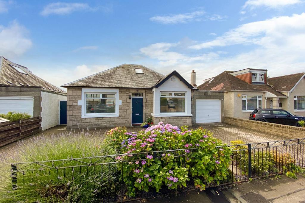 11 Craigmount Park, Corstorphine... 4 bed detached bungalow £550,000