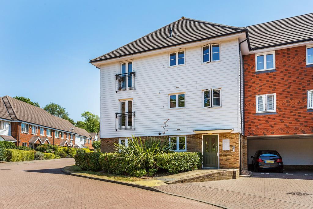 Albion Way, Edenbridge, TN8 2 bed apartment £275,000