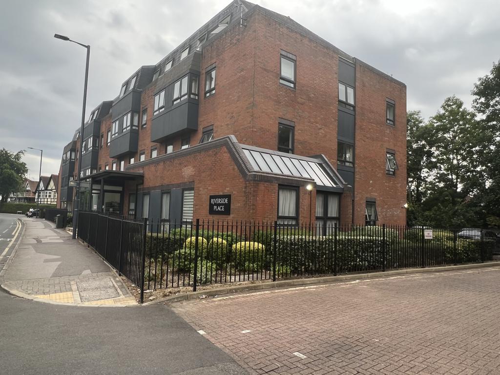 2 Bedroom Apartment for Rent close to Pinner Stat