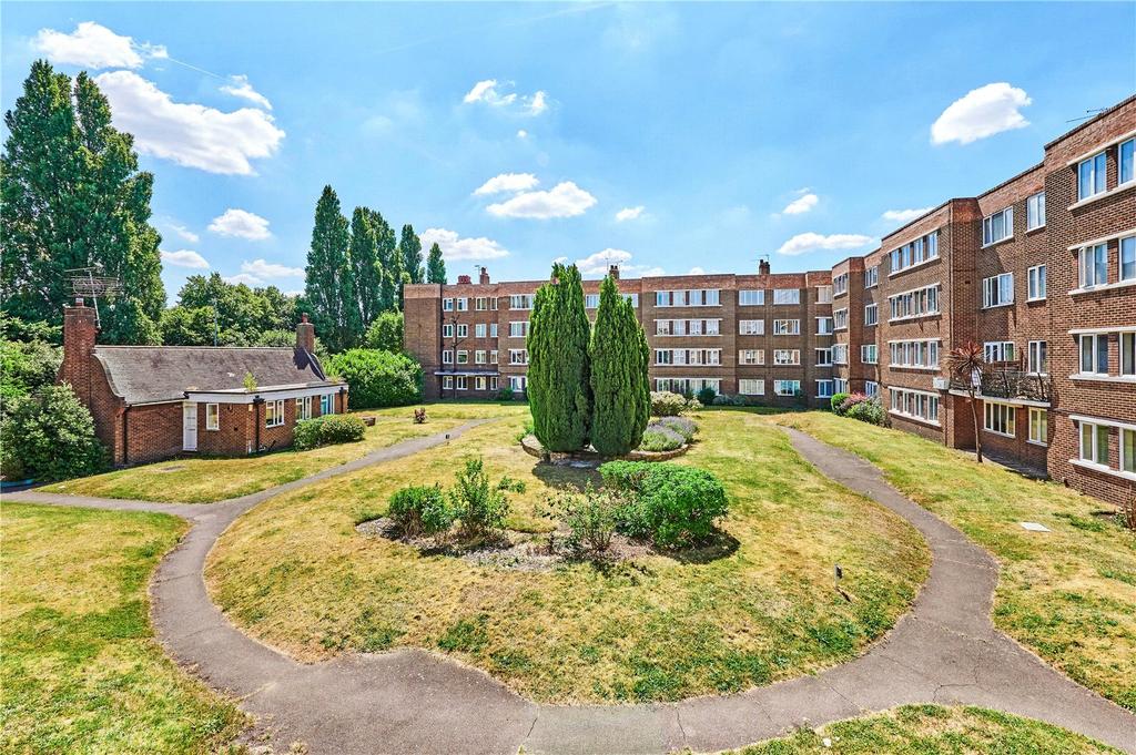 Kimber Road, London, SW18 1 bed flat £1,300 pcm (£300 pw)