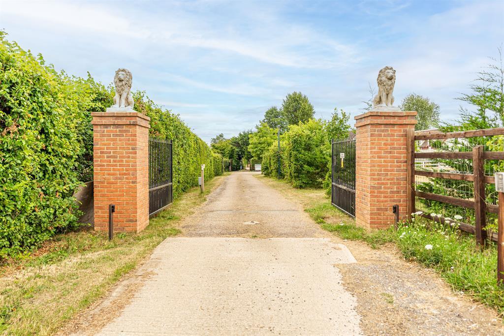 Baldock Road, Buntingford, SG9 9RH 6 bed detached house £3,000 pcm (£