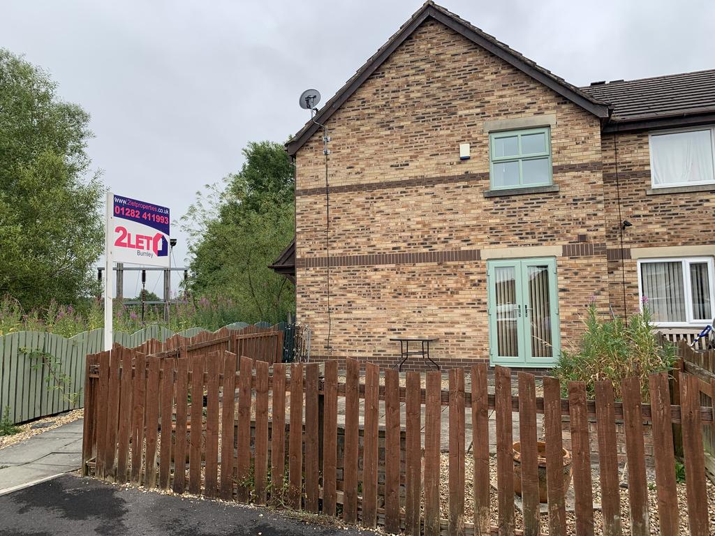 Longton Road, Burnley BB12 2 bed semidetached house £625 pcm (£144 pw)