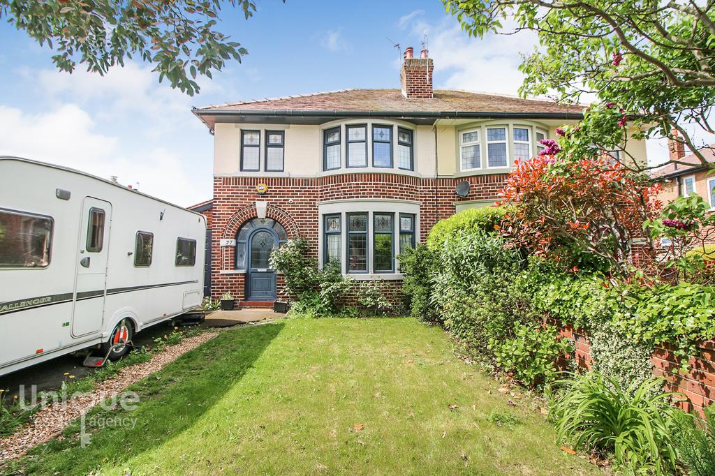 Leach Lane, Lytham St. Annes, FY8 3 bed semidetached house for sale £260,000