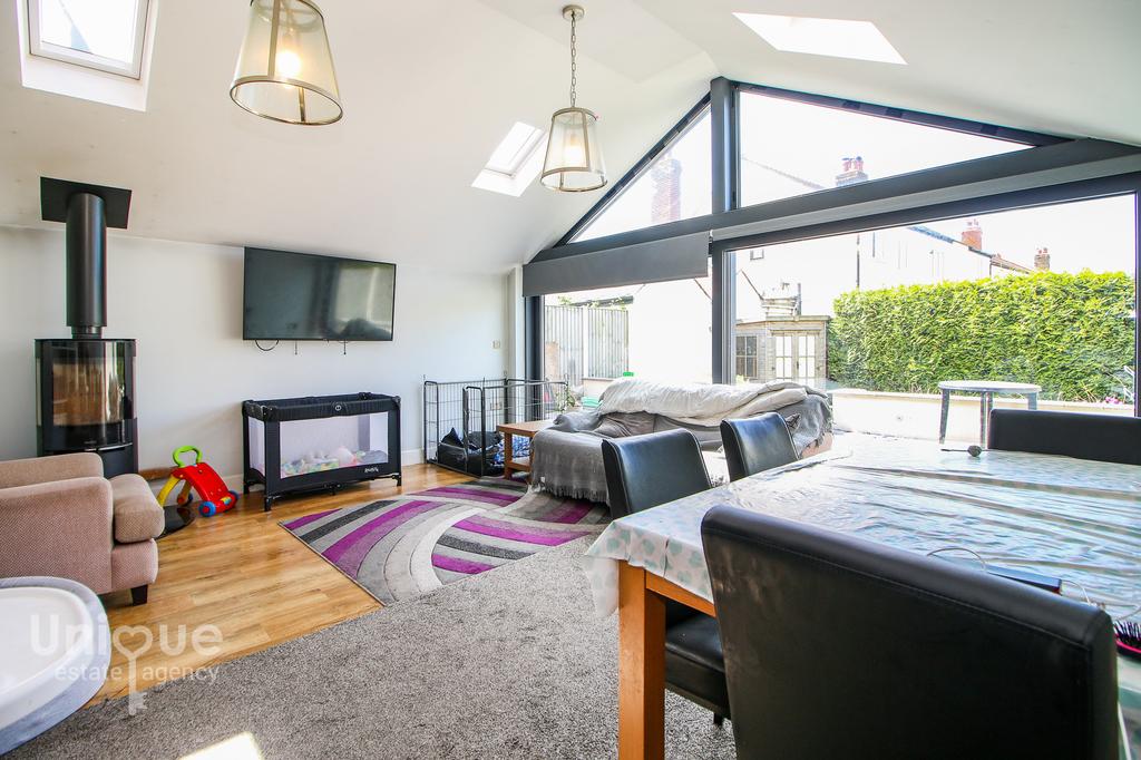 Leach Lane, Lytham St. Annes, FY8 3 bed semidetached house £260,000