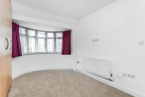 2 bedroom flat to rent, Charlton Road, Harrow, HA3