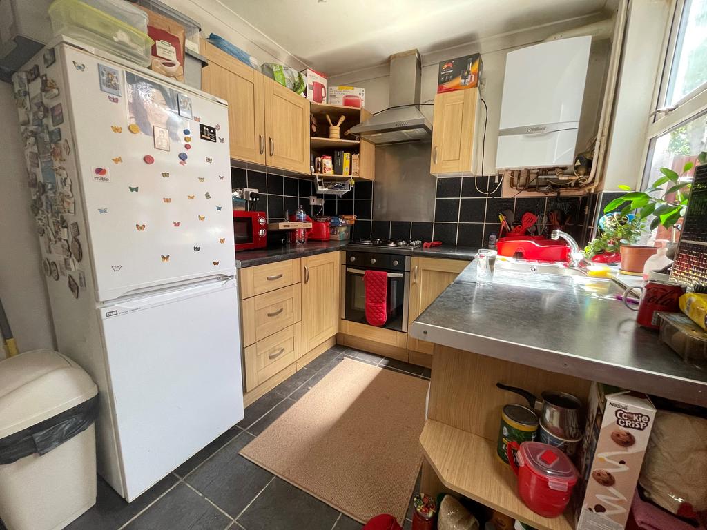 COURT ROAD, WOLVERHAMPTON WV6 3 bed terraced house £800 pcm (£185 pw)