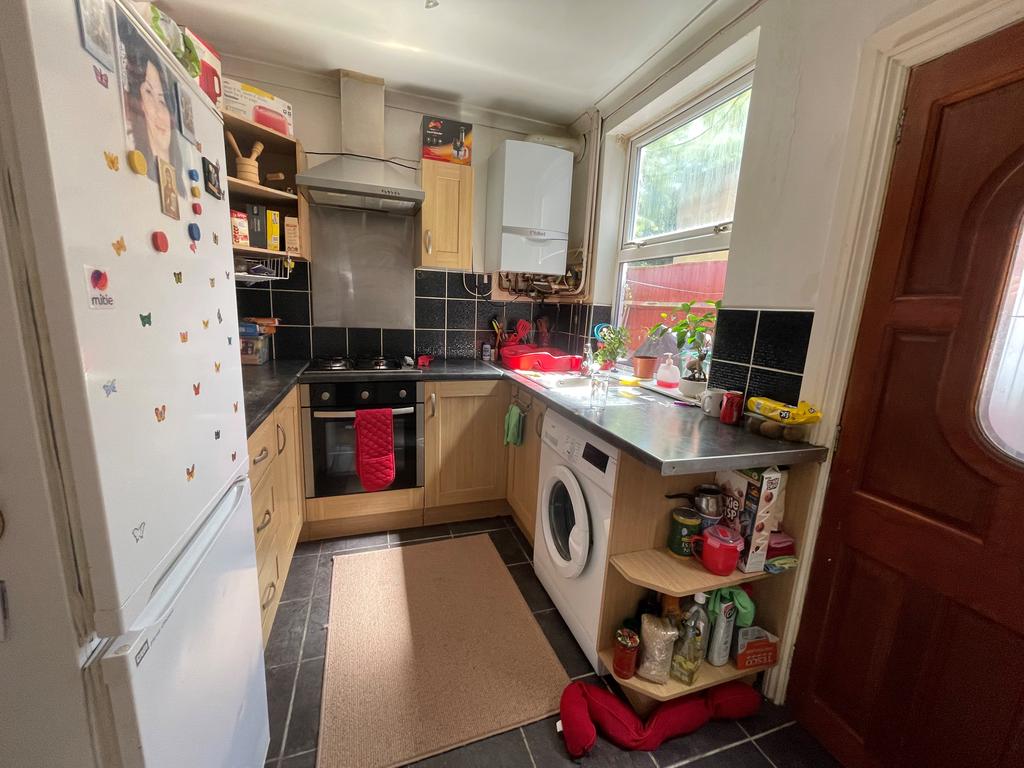 COURT ROAD, WOLVERHAMPTON WV6 3 bed terraced house £800 pcm (£185 pw)