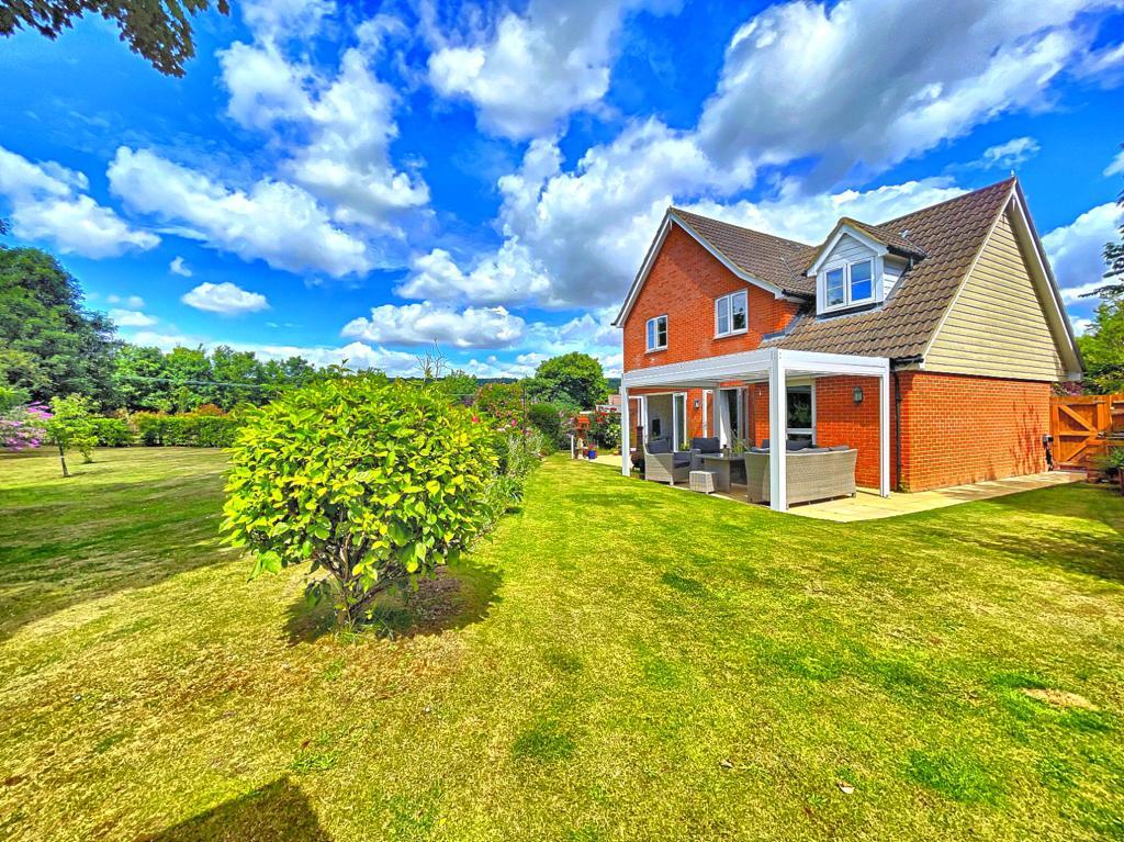 The Grooms, Halling, Kent, ME2 1FD 5 bed detached house £620,000