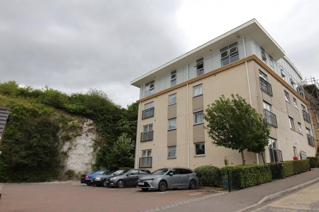 Ward View, Chatham, Kent, ME5 1 bed flat £900 pcm (£208 pw)