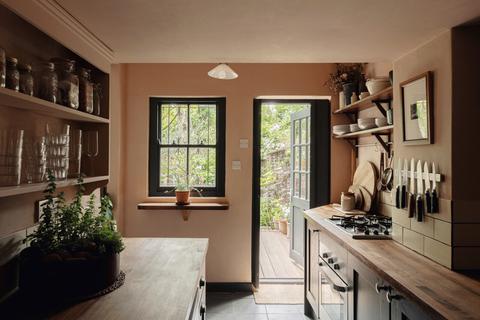 Flat 2, 14 Clapton Terrace, London, E5 9BW