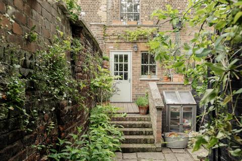 Flat 2, 14 Clapton Terrace, London, E5 9BW