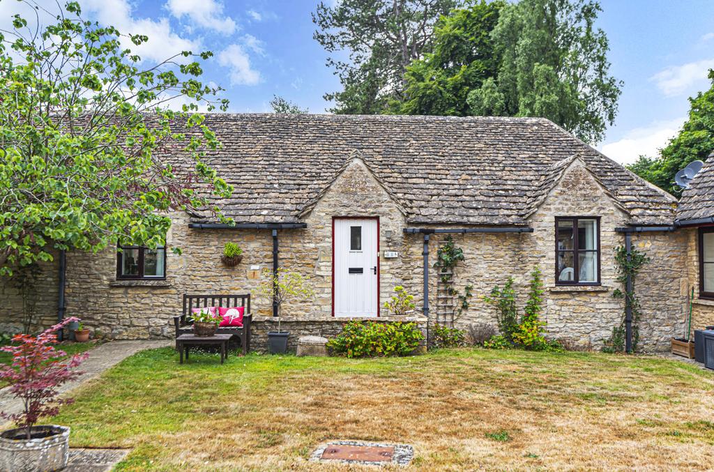 Ilsom, Tetbury, GL8 2 bed bungalow £345,000