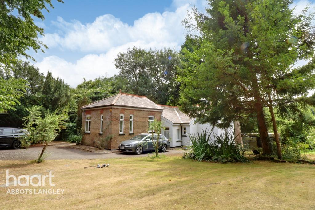 East Lane, Abbots Langley 3 bed detached bungalow £1,200,000
