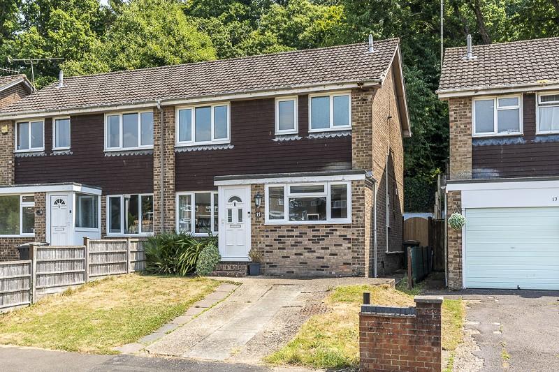 Pine View Close, Bursledon, Southampton, Hampshire. SO31 8GB 3 bed semi