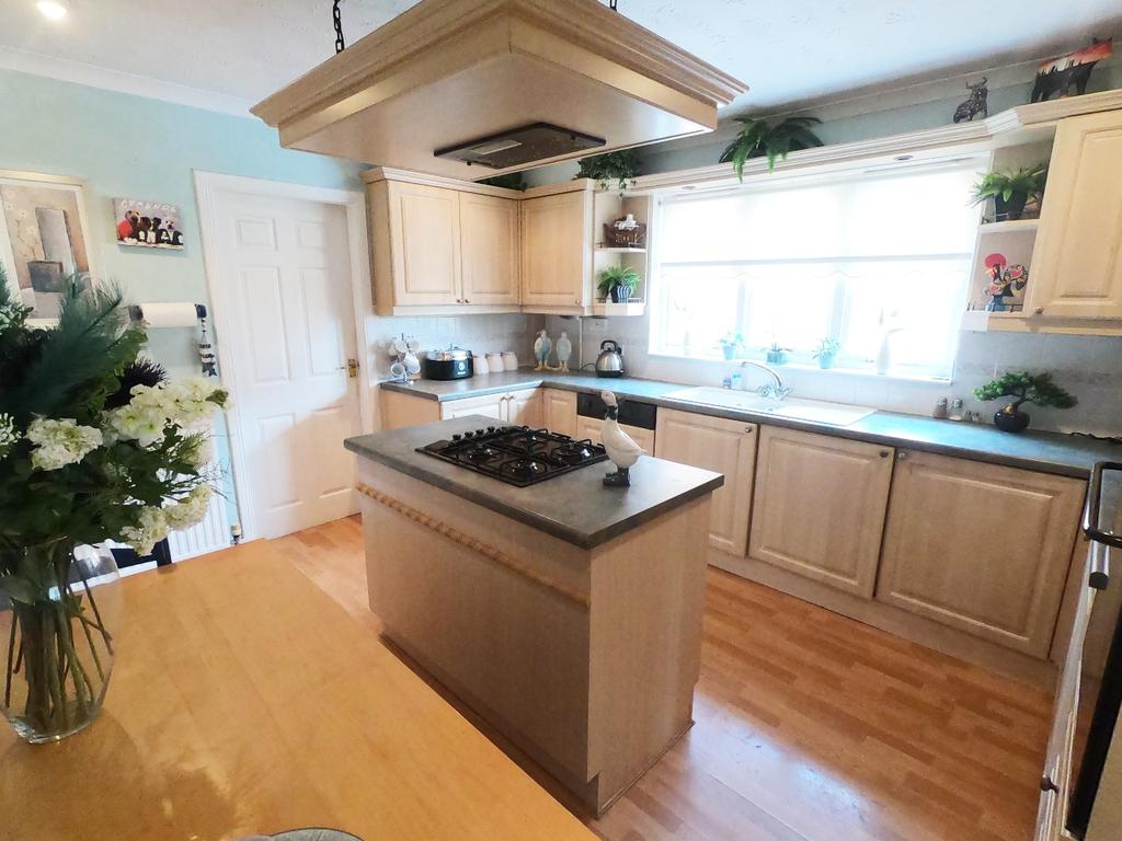 Broomhill Gate, Larkhall ML9 3 bed detached bungalow £249,000
