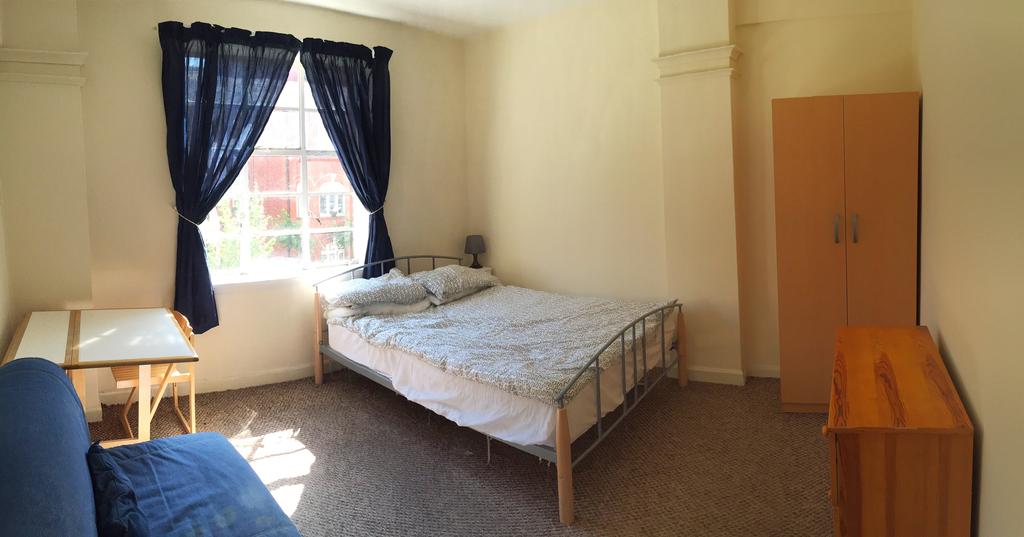 Kings Court, Hamlet Gardens W6 Studio to rent £1,250 pcm (£288 pw)