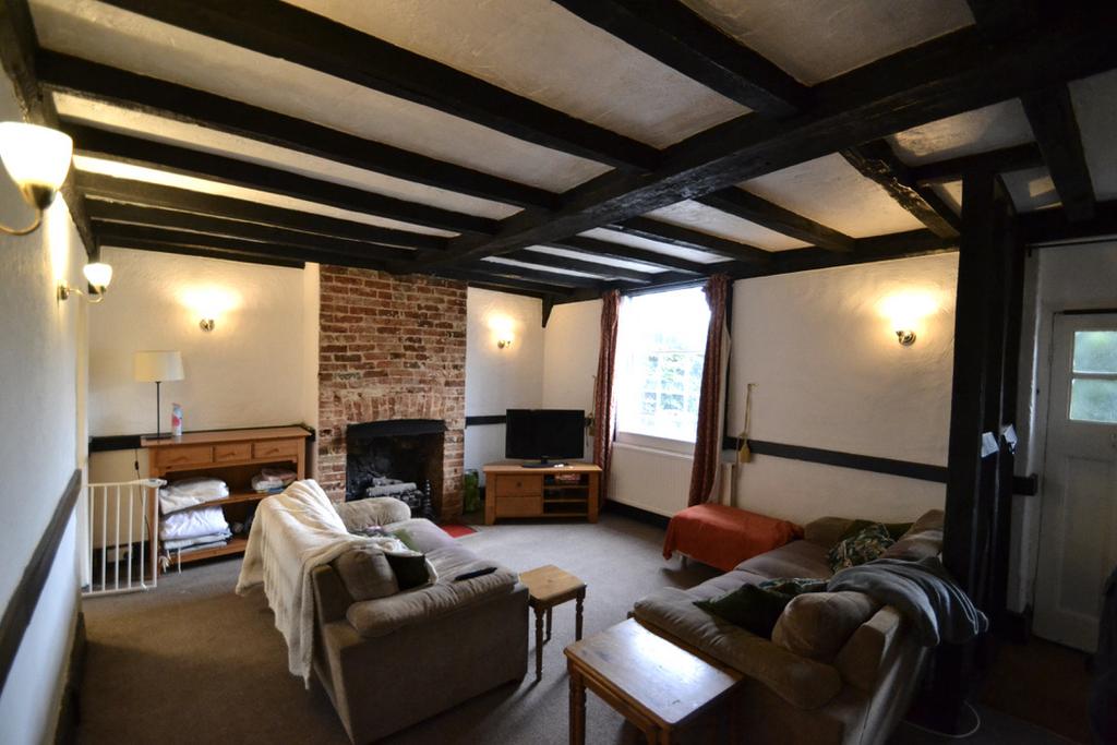 Hatchlands Road, Redhill RH1 3 bed terraced house £1,500 pcm (£346 pw)