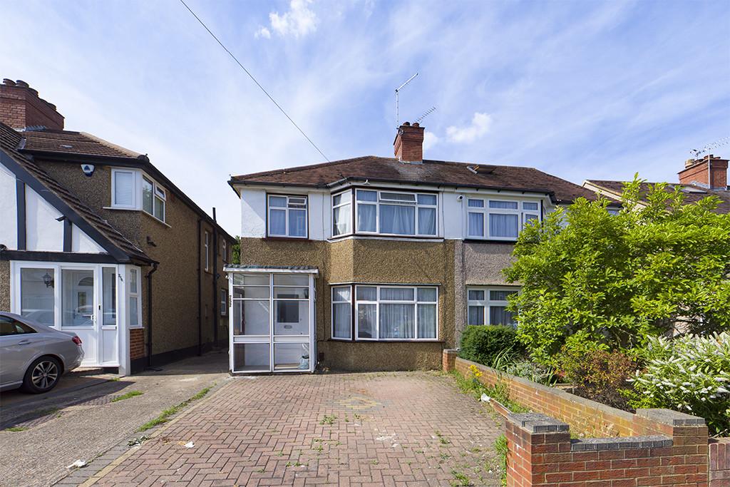 Woodlands Avenue, Eastcote 3 bed semidetached house £1,850 pcm (£427 pw)