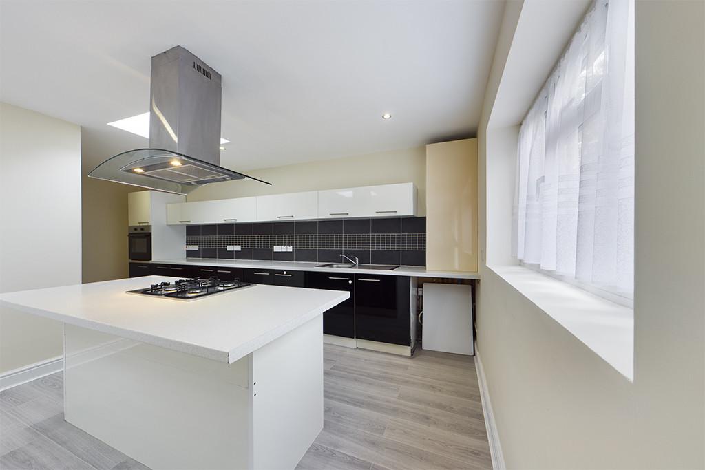 Great Central Avenue, Ruislip 4 bed detached bungalow £2,495 pcm (£