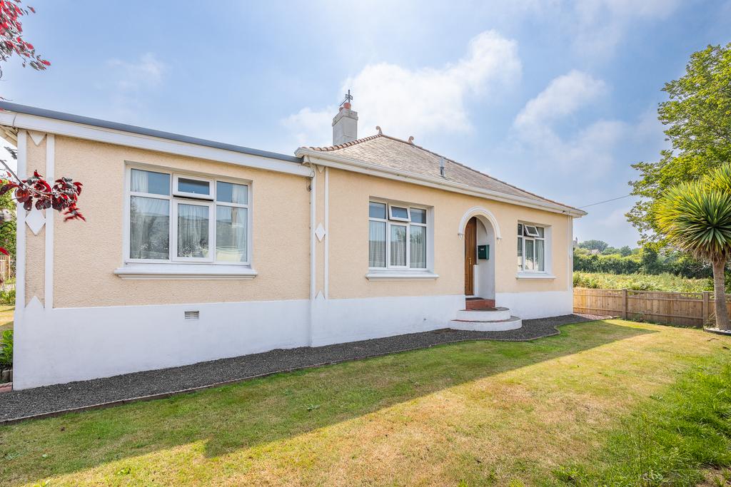 Route De Cobo, Guernsey 2 bed detached house £730,000