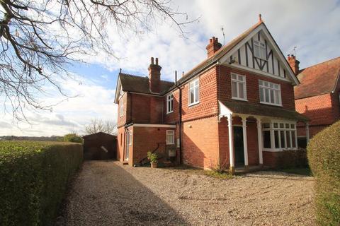 4 bedroom detached house to rent, Heartenoak Road, Hawkhurst, Kent, TN18 5EU