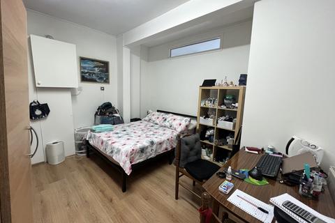 Studio to rent, Village Way, London NW10