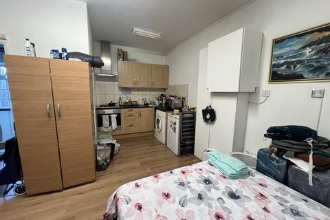 Studio to rent, Village Way, London NW10