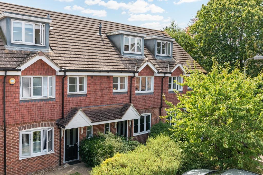 Swansmere Close, WaltononThames, KT12 4 bed terraced house £600,000