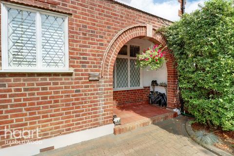 117 Squirrels Heath Road, Romford, RM3 0LR