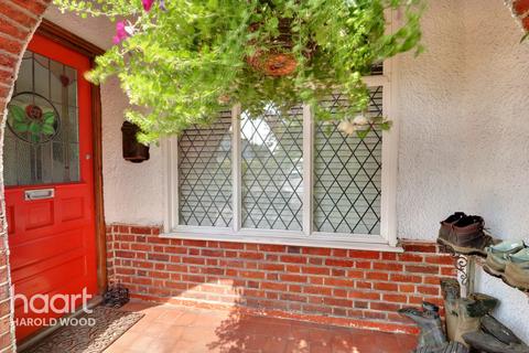 117 Squirrels Heath Road, Romford, RM3 0LR