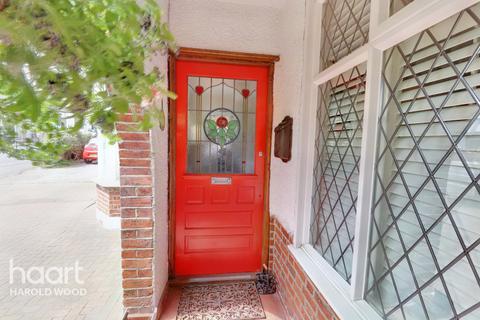 117 Squirrels Heath Road, Romford, RM3 0LR