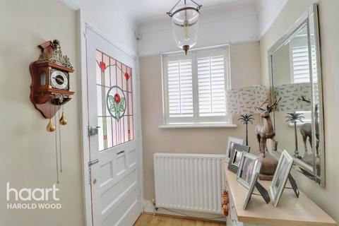 117 Squirrels Heath Road, Romford, RM3 0LR