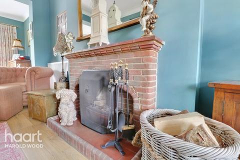 117 Squirrels Heath Road, Romford, RM3 0LR