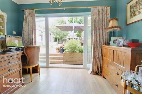 117 Squirrels Heath Road, Romford, RM3 0LR