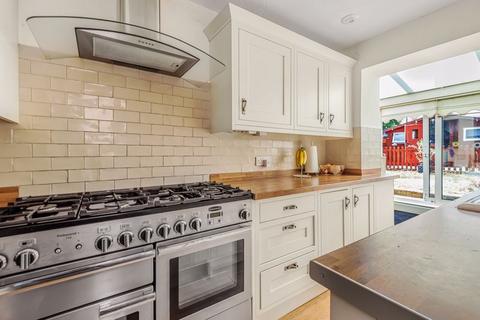 79 Court Avenue, Coulsdon, CR5 1HJ